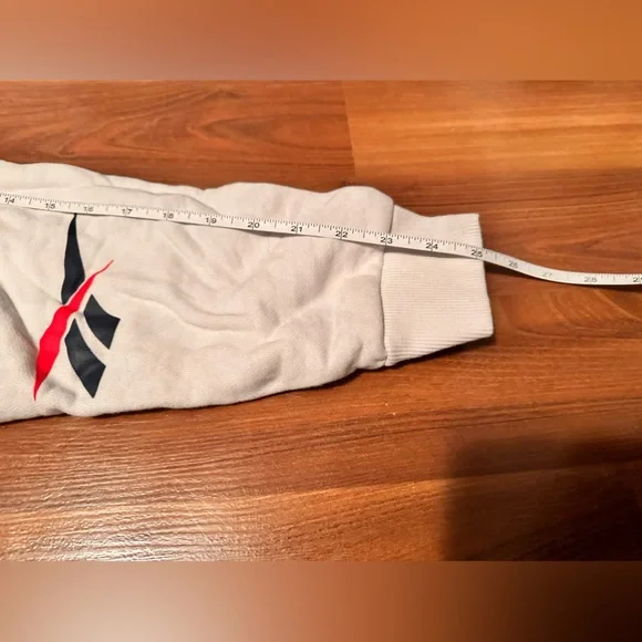 Reebok Cropped Sweater. Size M - Picture 7 of 7